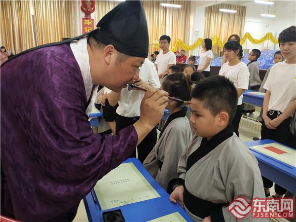 校长张昌惠为同学进行点砂启智 东南网记者张立庆摄.jpg