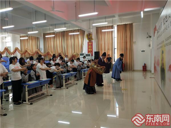 活动现场向孔子行三拜礼 东南网记者张立庆摄.jpg