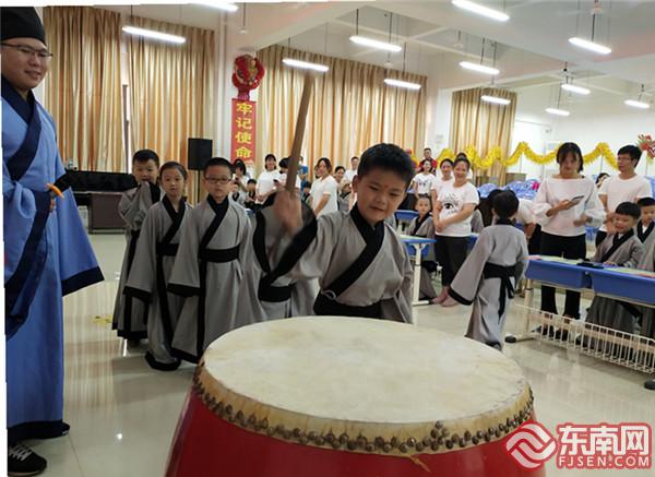 同学们进行击鼓鸣志 东南网记者张立庆摄.jpg