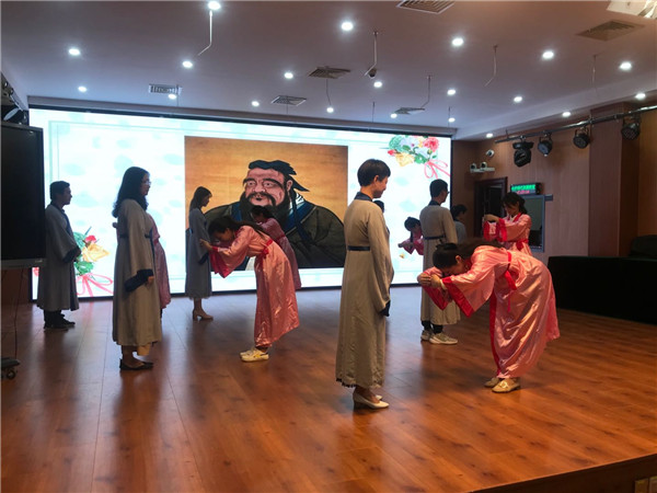 “徒弟”行拜师礼 学校供图.jpg