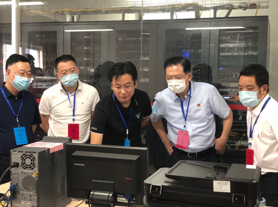 省人社厅党组书记、厅长林卫宠，省人社厅党组成员、驻厅纪检监察组组长张永生巡视省直考区考务工作 省人社厅供图.png