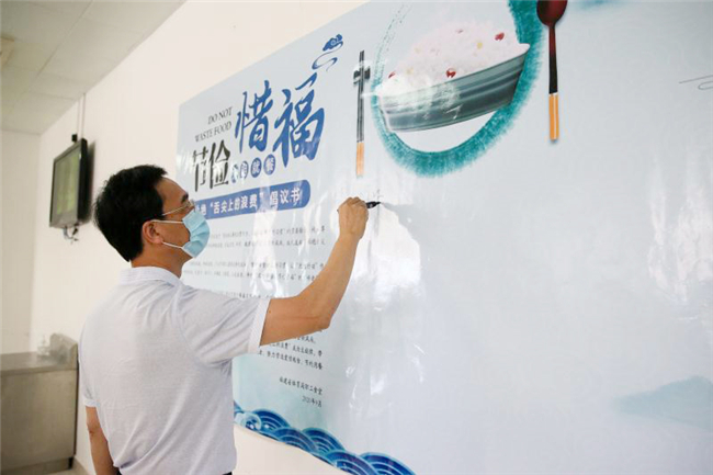 福建省体育局干部职工在倡议书上签名 海峡体育朱承博摄.jpg