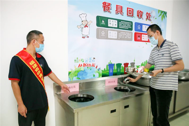 志愿者督导用餐人员践行“光盘行动” 海峡体育朱承博摄.jpg