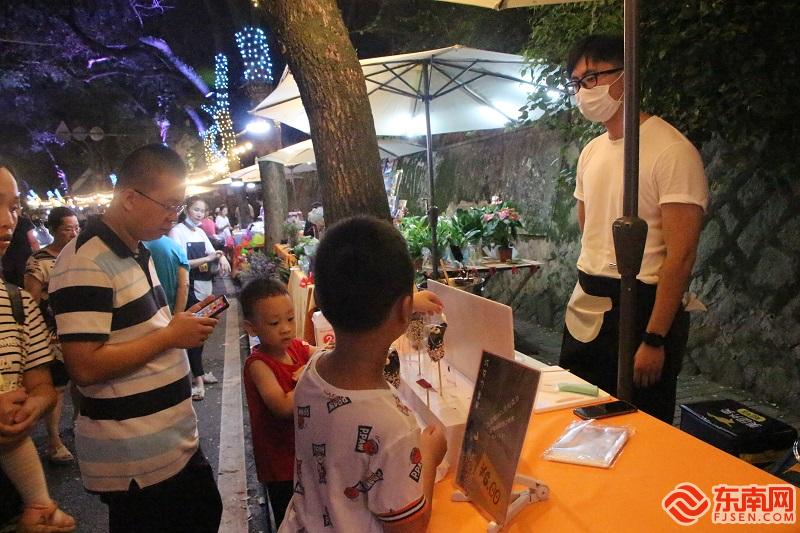 梦山夜市里市民在选购商品 东南网记者 卢金福 摄.JPG