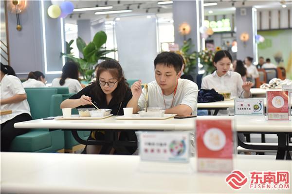 就餐桌面设立项目宣传标语 通讯员林响摄.jpg