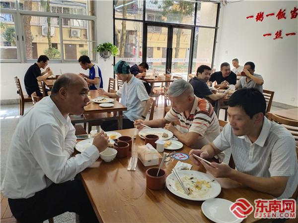 就餐人员做到“光盘”东南网记者张立庆摄.jpg