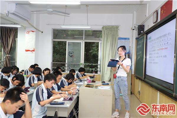 福州第三十二中余慧老师在智慧课堂上利用平板教学 东南网记者张立庆摄.jpg