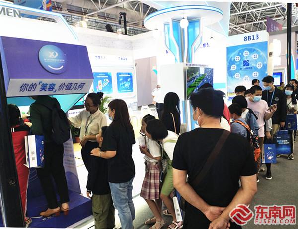 微笑提款机受到众多观众热捧 东南网记者张立庆摄.jpg