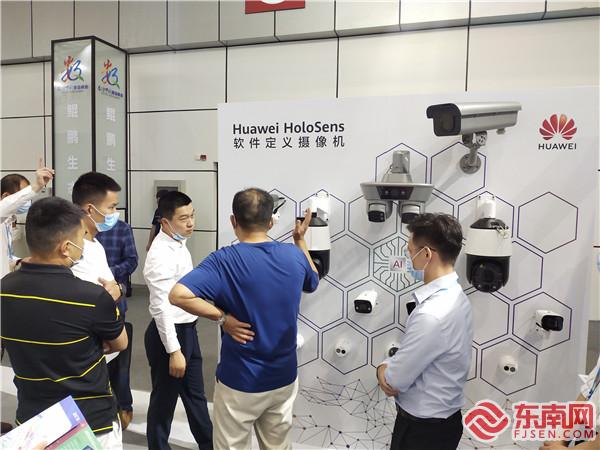 华为展馆吸引众多业内人士参观交流 东南网记者张立庆摄.jpg