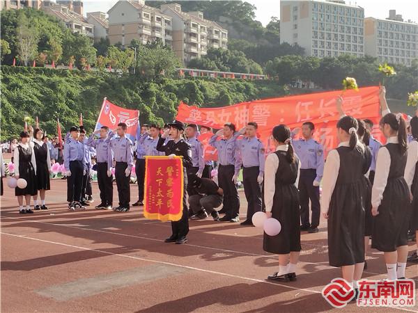 同学们致敬警察任长霞 东南网记者张立庆摄.jpg