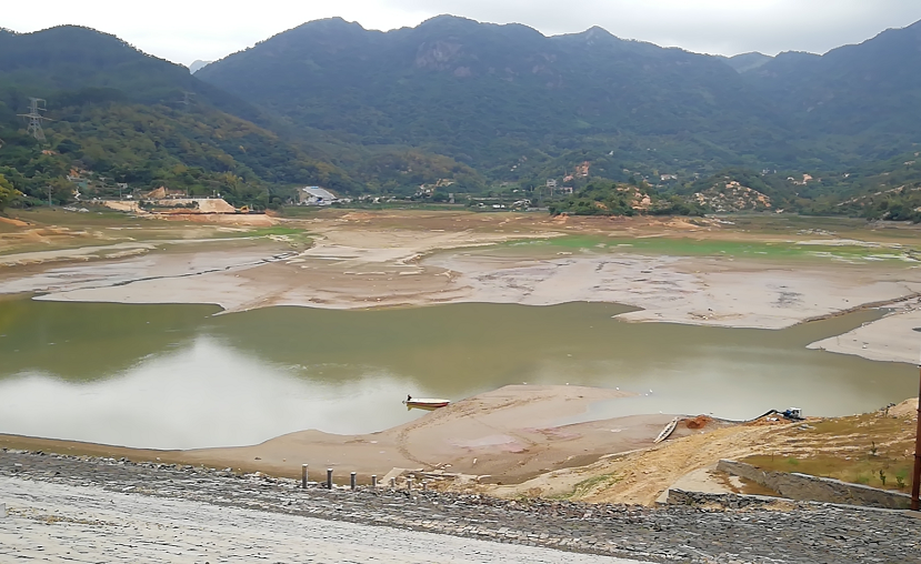 三溪口水库干涸见底（青口镇 供图）.png