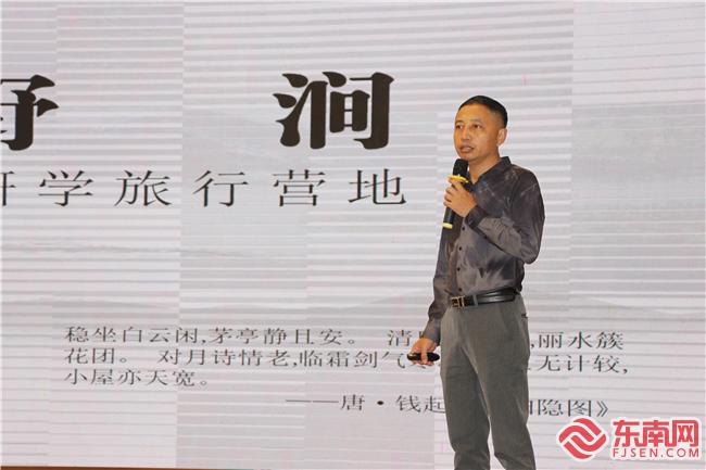 签约项目代表进行项目介绍  东南网记者郑晓丹 摄.JPG