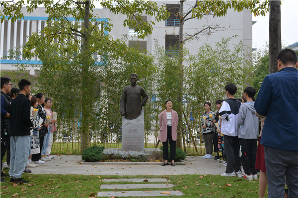福建工程学院设计学院•海峡工学院在先烈马立峰雕像前开展“四史”教育 学院供图.jpg