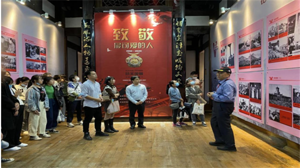 福州职业技术学院实践队聆听讲解抗美援朝的英雄故事 学校供图.png