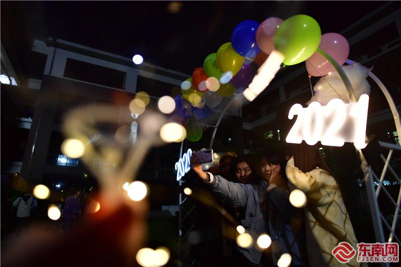 福师大协和学院文产系同学迎接2021到来 东南网记者张立庆摄.JPG