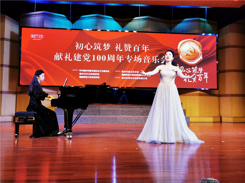 黄曦老师演唱《思乡》 通讯员林响摄.jpg