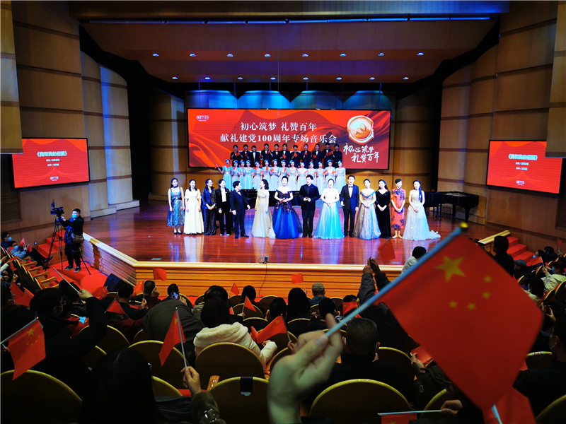 全场演员观众唱响《我和我的祖国》通讯员林响摄.jpg