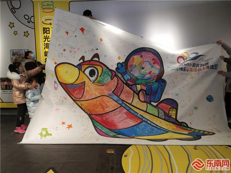 福州现场小朋友绘就“阳光海峡快乐号”宇宙飞船 东南网记者张立庆摄.jpg