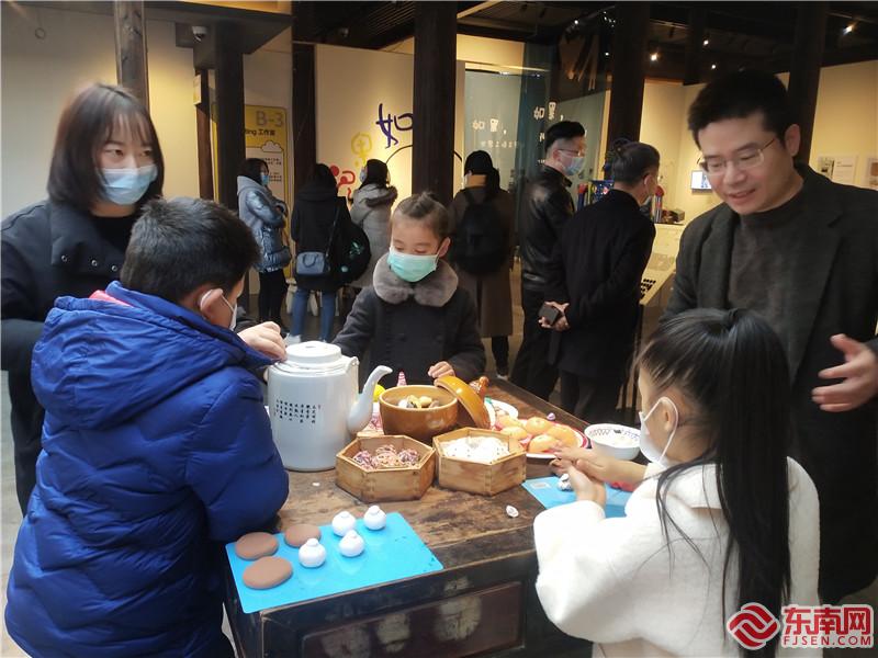 现场展示“佛跳墙”“鱼丸”等福州非遗文化美食 东南网记者张立庆摄.jpg