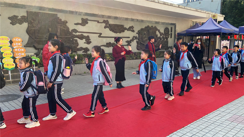 晋安区实验小学同学们走进校园 学校供图.jpg