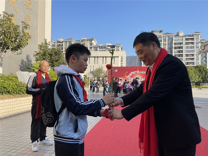 晋安区实验小学开学礼校长给同学送上富贵竹，寓意节节高 学校供图.jpg