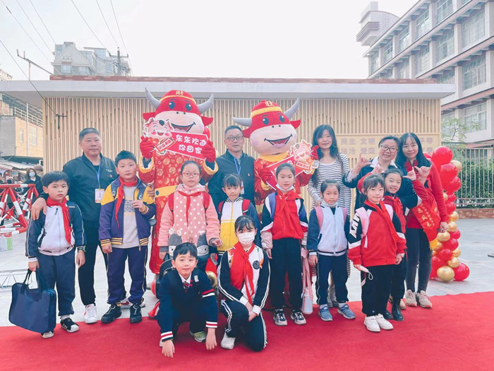 东升小学吉祥物与校领导一起欢迎孩子们返校 学校供图.jpg