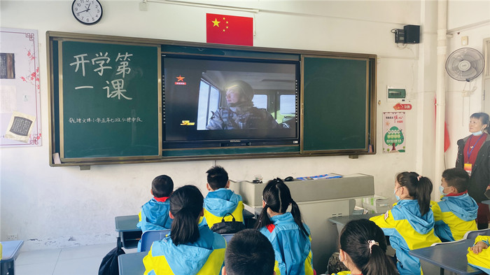 观看戍边英雄事迹 学校供图2.jpg