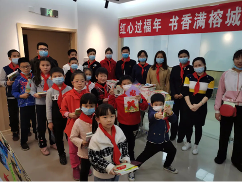 党员志愿者开展送书活动 台江区委组织部供图.png