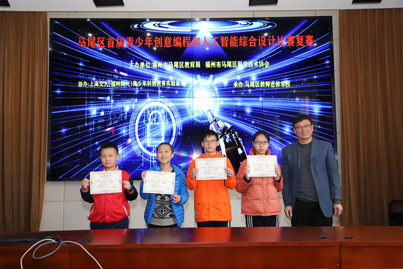 马尾区科协副主席胡建为同学们颁奖 东南网记者张立庆摄.jpg