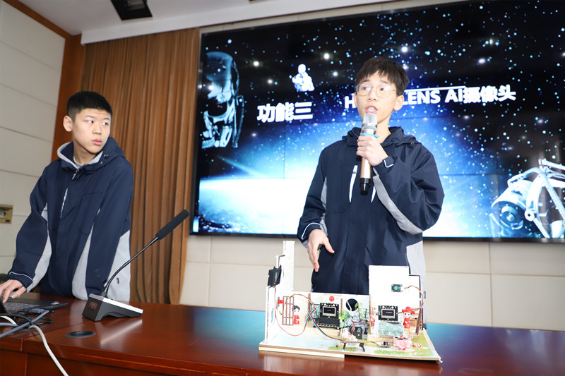 福州阳光国际学校《智能儿童房》获得人工智能综合设计比赛一等奖 东南网记者张立庆摄.jpg