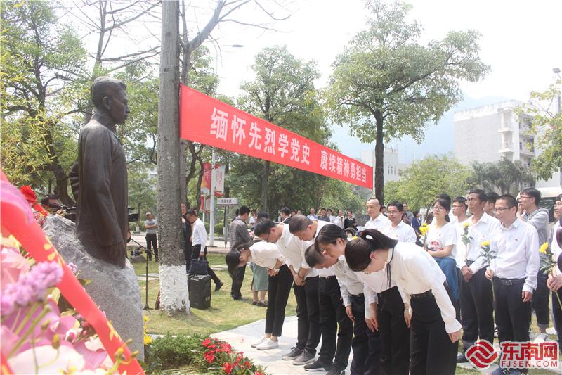 现场师生向马立峰烈士塑像敬献鲜花、鞠躬 东南网记者张立庆摄.jpg