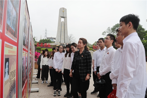 师生参观《八闽丰碑——福建革命英烈事迹展》材料学院供图.jpg