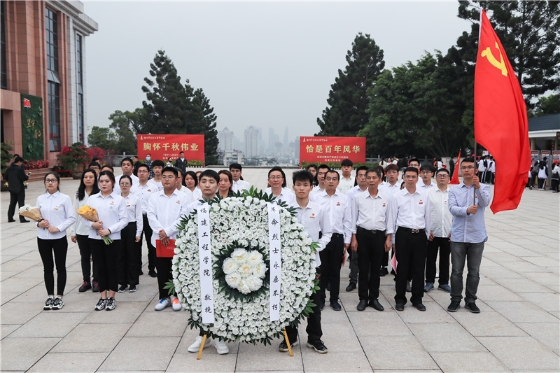 师生向烈士纪念碑敬献花圈材料学院供图.jpg