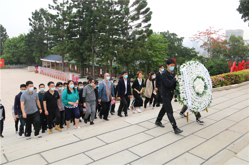 师生向人民英雄纪念碑敬献花圈.jpg