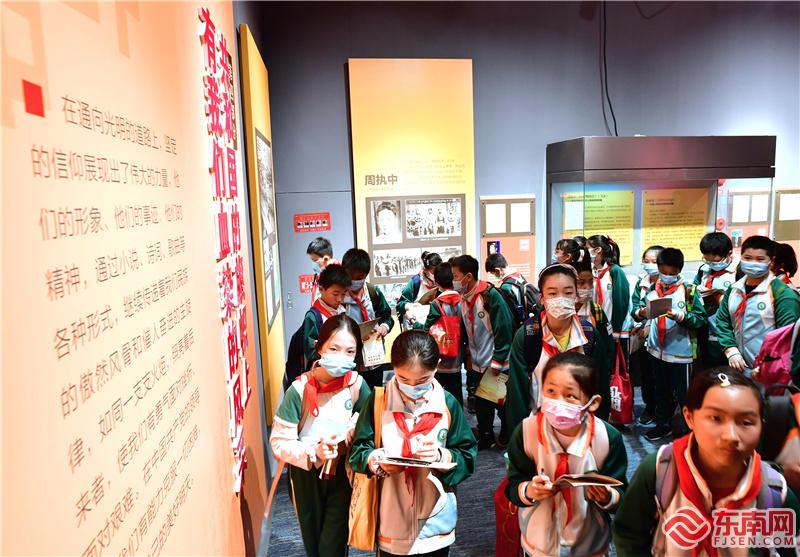 同学们结合研学手册开展研学活动 东南网记者张立庆摄.jpg