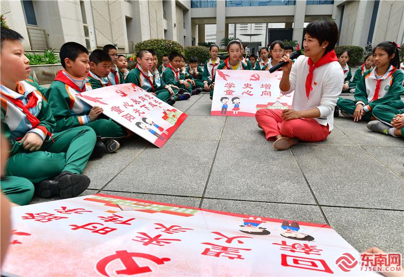 校长吴泳清给同学们讲《红船》故事 东南网记者张立庆摄.jpg