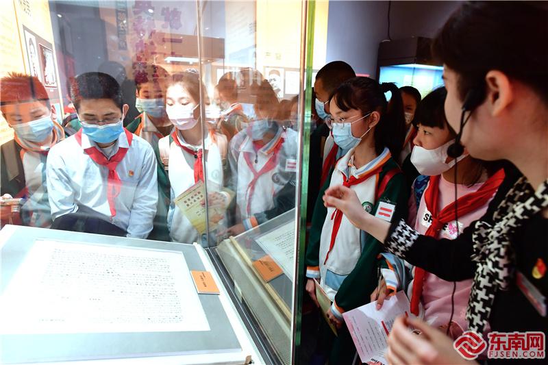 同学们参观革命先驱遗书展 东南网记者张立庆摄.jpg