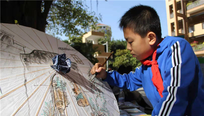 同学绘制油纸伞伞面 学校供图.jpg