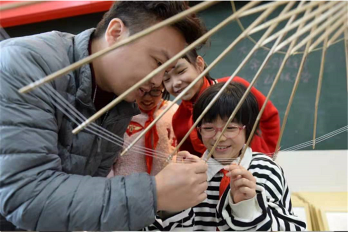 油纸伞非遗传承人在学校开展教学 学校供图.png