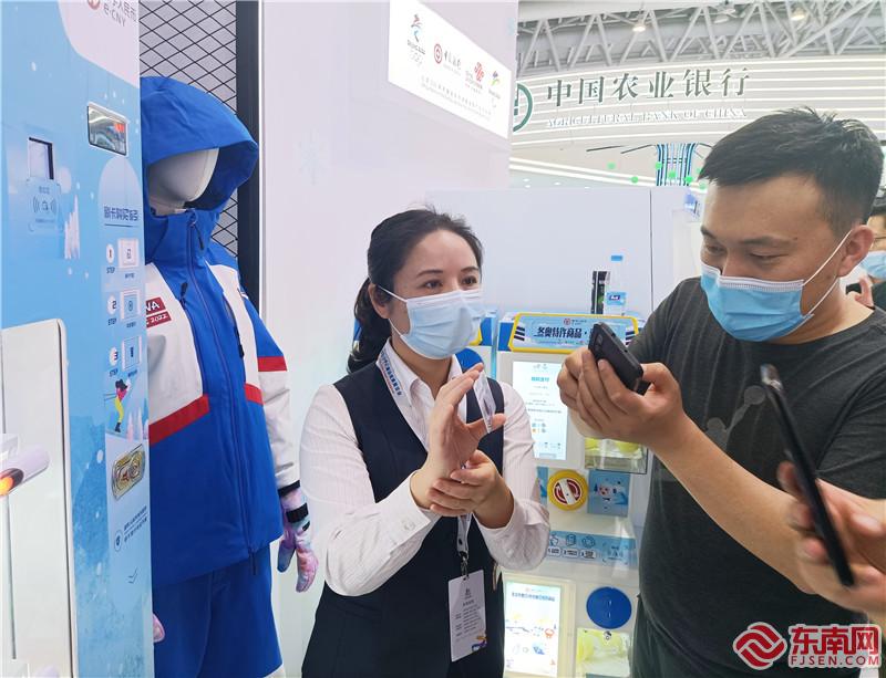 数字人民币可视卡“硬钱包”吸引市民围观拍照 东南网记者张立庆摄.jpg