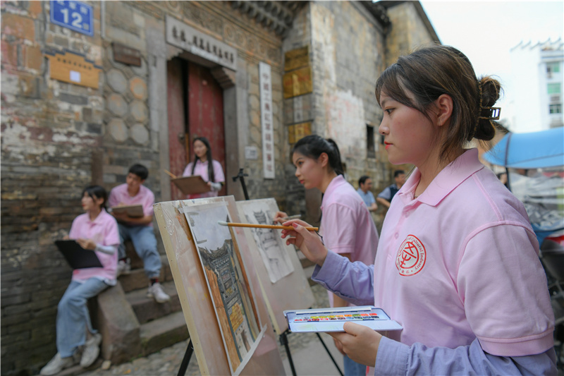 同学们在泰宁红军一条街绘画 通讯员林响摄.jpg