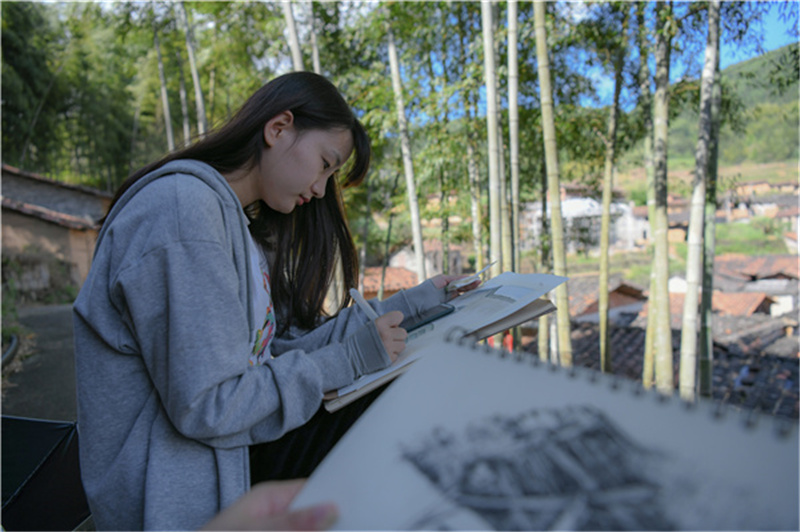 同学在泰宁写生 通讯员林响摄.jpg