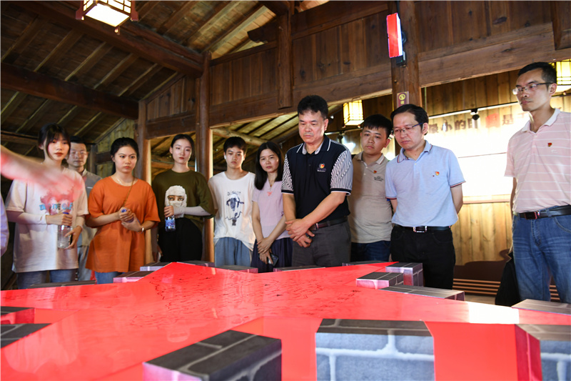 师生走进泰宁家风家训馆、革命历史景点开展党史学习教育 通讯员林响摄.jpg