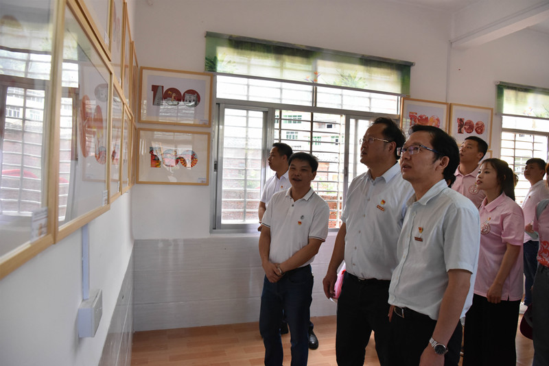 文产系举办百年党史作品展 通讯员杨静雯摄.jpg