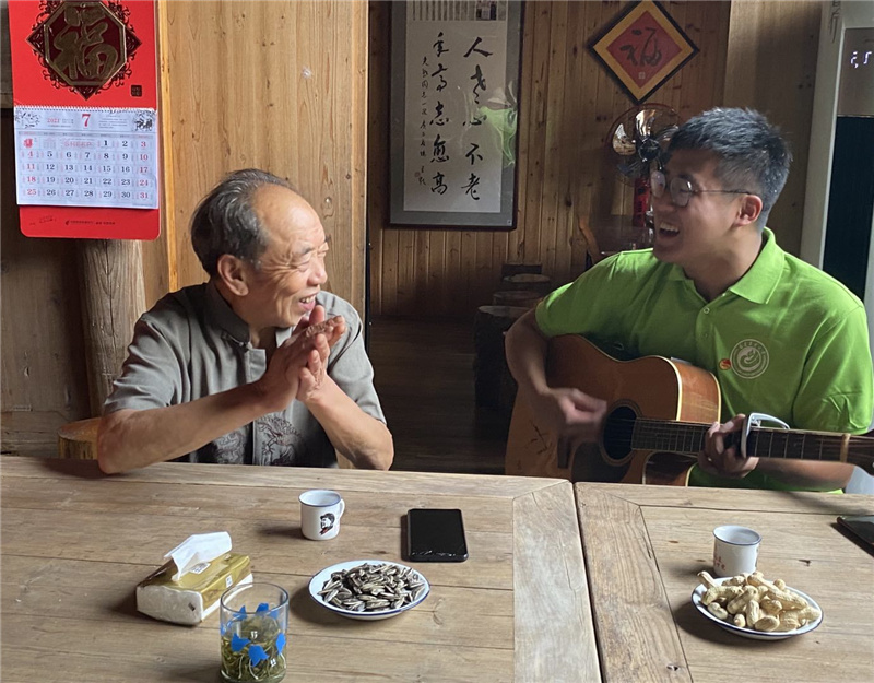 福建农林大学实践队成员与王光朝共唱红歌 通讯员 郑子仪摄.jpg