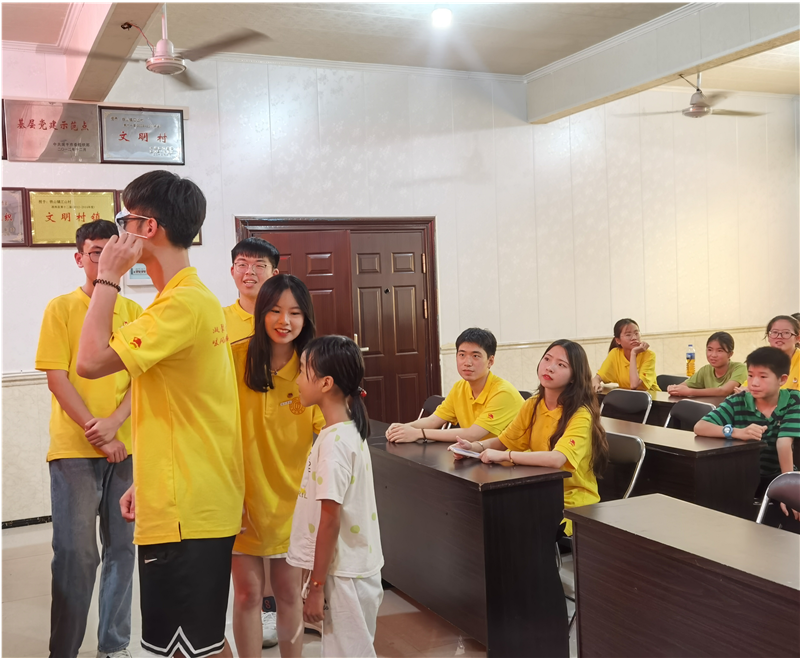 闽江学院海峡学院实践团成员与学员们正在进行“破冰行动”。东南网通讯员 李秦 供图.png