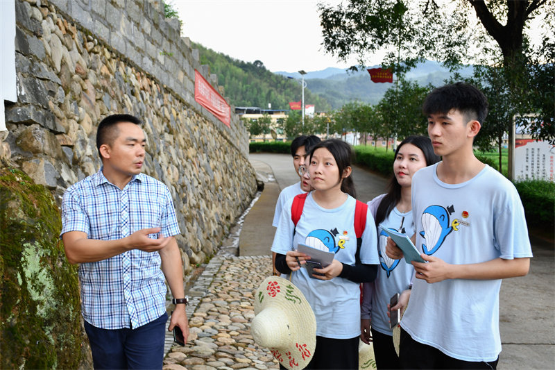 实践队走进源尾村调研 福建师范大学经济学院供图.jpg