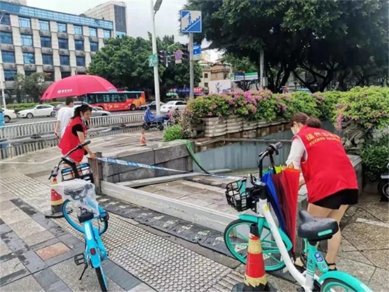 十三桥社区志愿者在入口处拉起警戒线.jpg