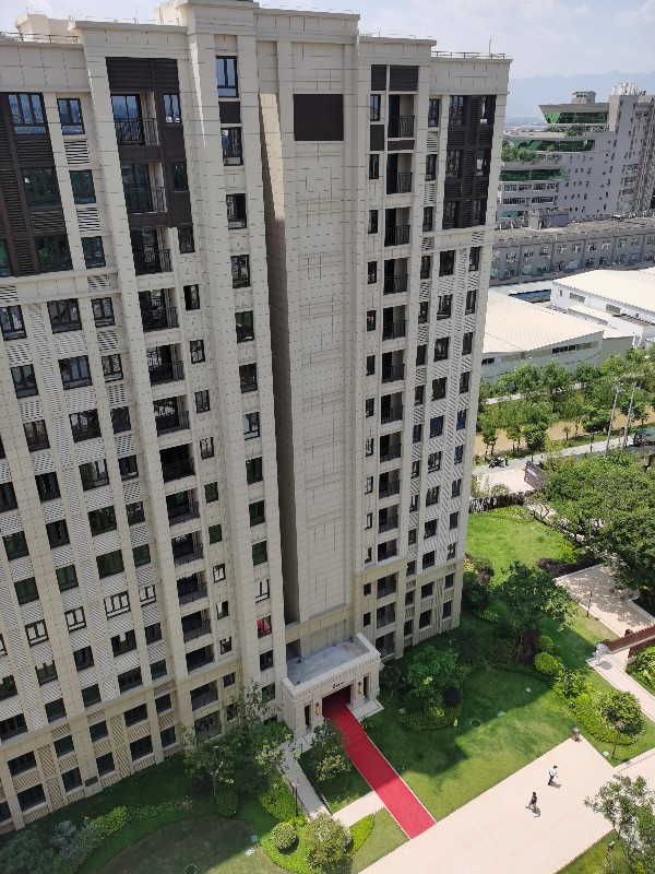 部分房间的空调外机须挂在楼上住户窗下_gaitubao_600x800.jpg