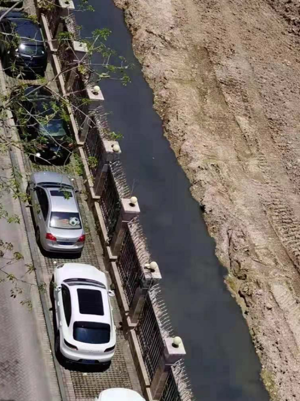 小区一度污水滞留臭气熏天_gaitubao_600x800.png